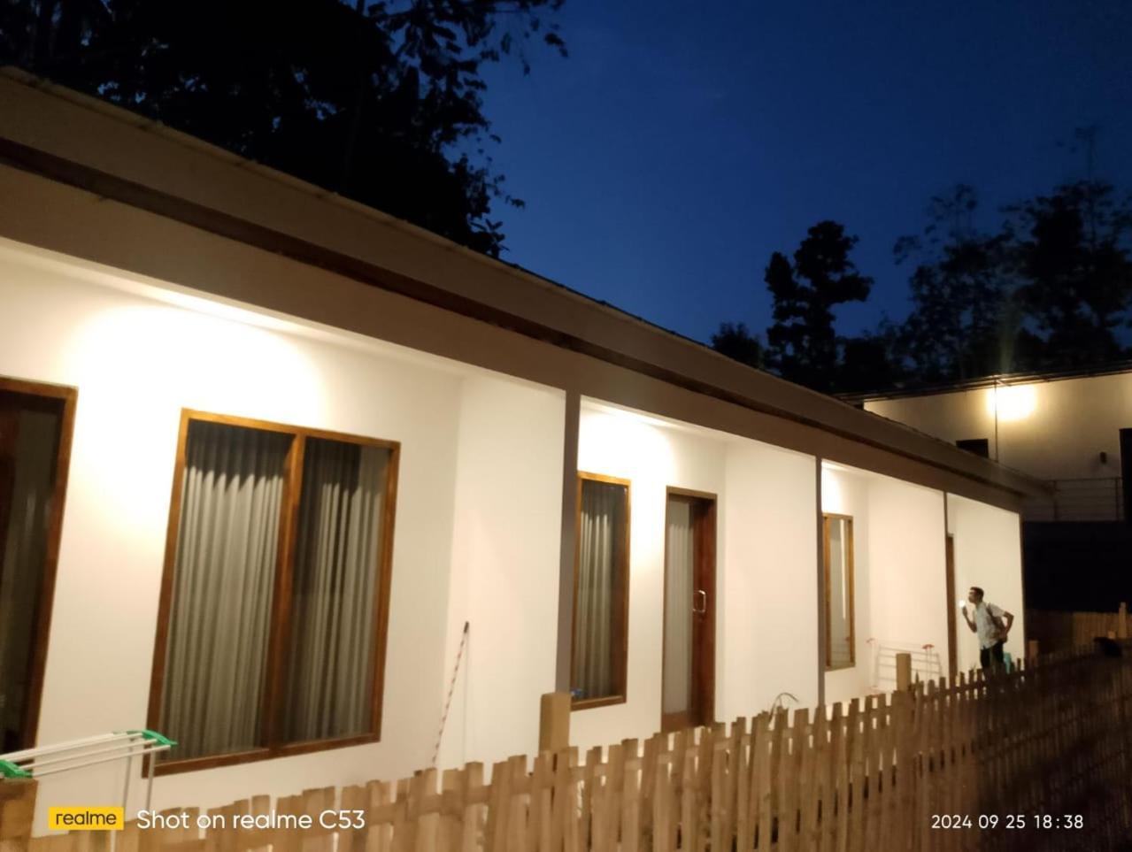The Corner Homestay Kuta  المظهر الخارجي الصورة